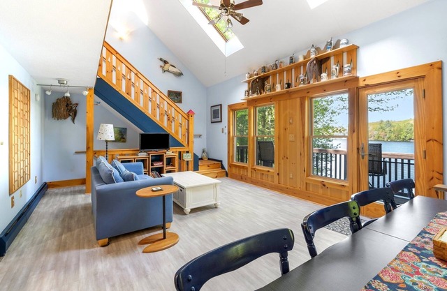 Swan Song – Private, Waterfront Home for 8! Great Amenities, Great Location