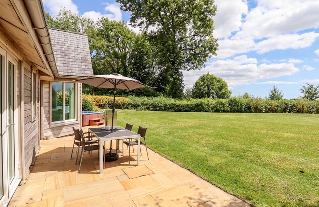 SWANDOWN, 12 KITTWHISTLE, family friendly in Cricket St. Thomas