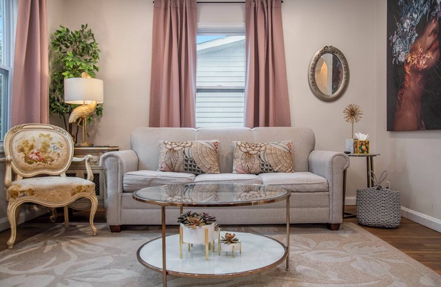 Sweet Rose Cottage, w/Hot tub - Romantic Getaway!