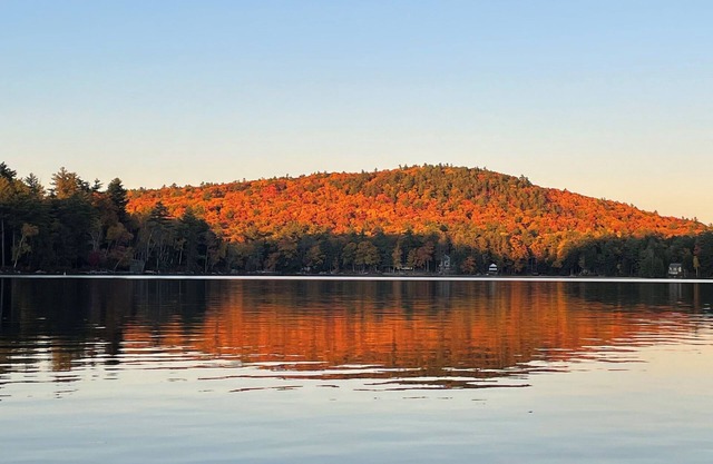 Sweet vintage cottage on Mountain View Lake, 2024 updates, next to Lake Sunapee