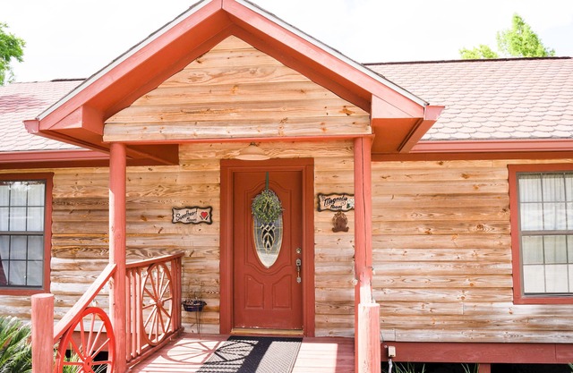 Sweetheart Retreat Queen-Suite-Jetted Tub-Balcony