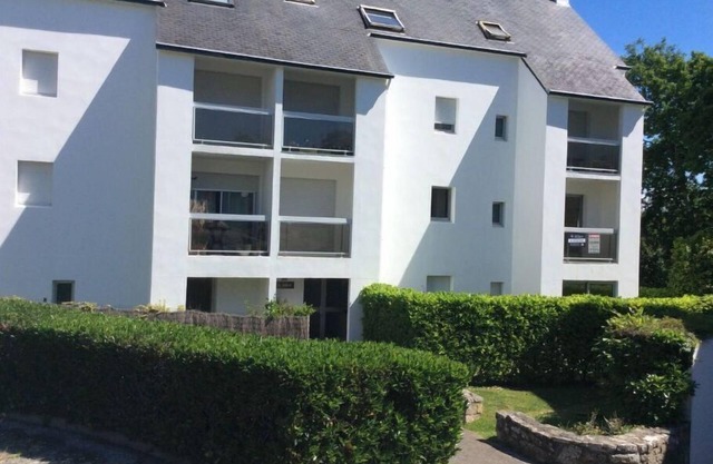 T2 all comfort in quiet and secure residence . 10 MN beach,