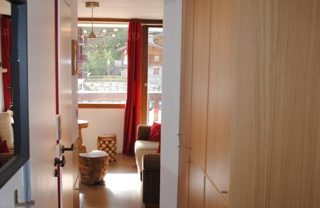 T2 renovated with charm near shops and tracks - with services