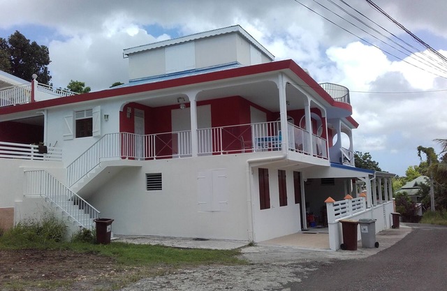 T3 for seasonal workers with swimming pool located in the countryside of the town of Le Gosier.