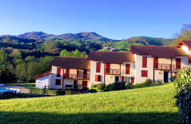 T3 with heated pool Espelette, ideal holiday or spa cures Cambo