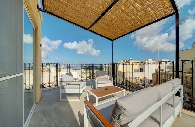 Ta´ Karmenu, an 800 year old modernized studio with terrace, by walk to Mdina