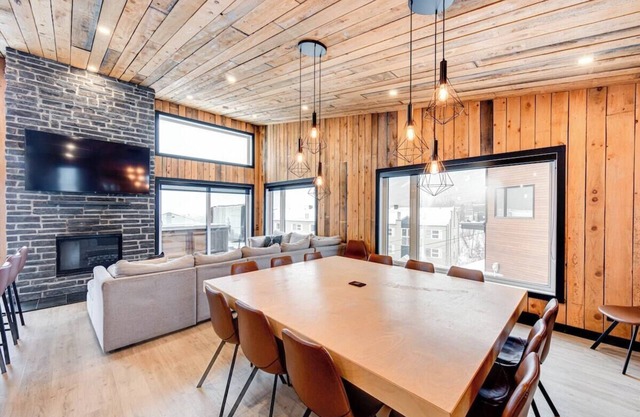 Tahoe 10 - Modern 5 bedroom chalet for 18 people at Mont-Sainte-Anne