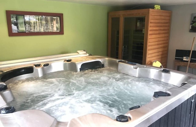 Take advantage of the on-site spa, infrared sauna and tennis court shared with the adjoining gîte.