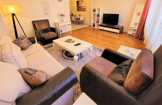 Taksim Bright 2BR Apt: Balcony, Cozy Interiors