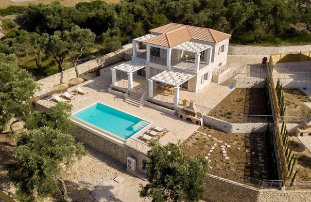 Tania Villa - Four Bedroom Villa, Sleeps 8