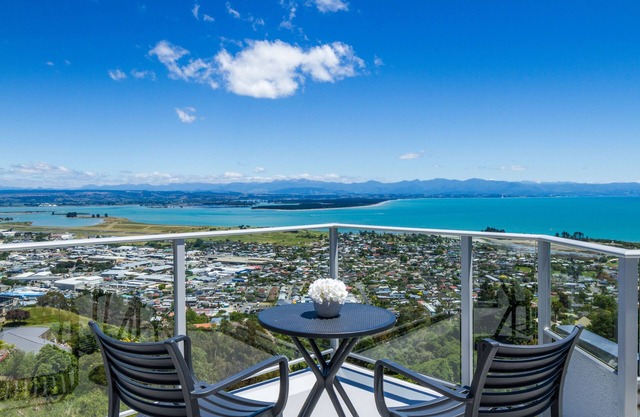 Tasman Bay Villa - Stunning hill-top location and Sea Views