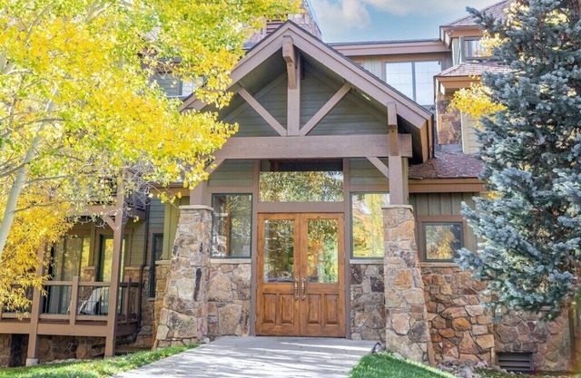 Tasteful Breckenridge Mountain Abode with hourly private shuttle to Breck Resort