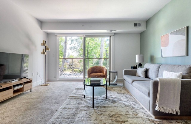 Tasteful Menlo Park 1BR w/Gym & Pool, nr Shops, by Blueground