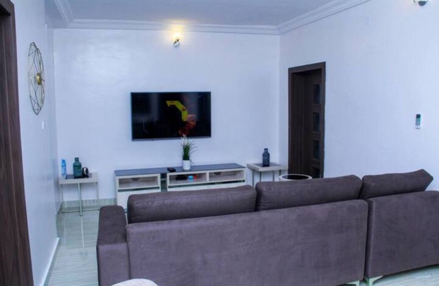 Tastefully Furnished 2 Bedroom Apartment Near the Airport