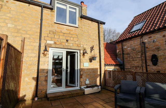 TAWNY COTTAGE, pet friendly, with hot tub in Seamer, North Yorkshire