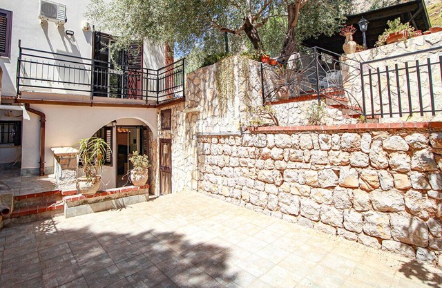 Teatro Apartments Mondello whole independent accommodation free parking