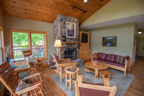 Temenos on the New River - Easy River Access - Yard Space - Ping Pong