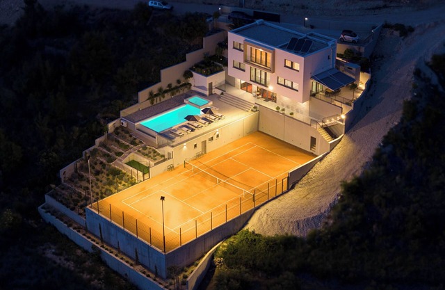 Tennis, Cinema, Casino - The Mogul Mansion