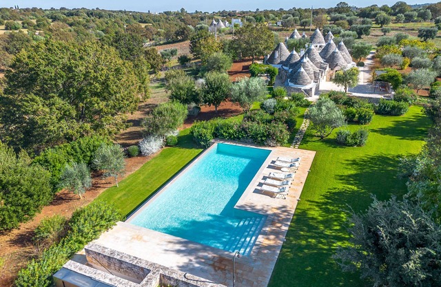 Tenuta Diciassetteconi Trulli With Pool, Ostuni, Italy