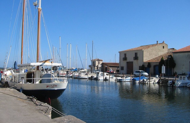 Terrace waterside views.Au bord de l'eau à Marseillan. Booking 2026 now