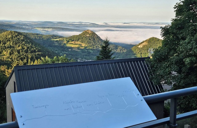 Testavoyre: Gîte with breathtaking views of the Haute Loire mountains.