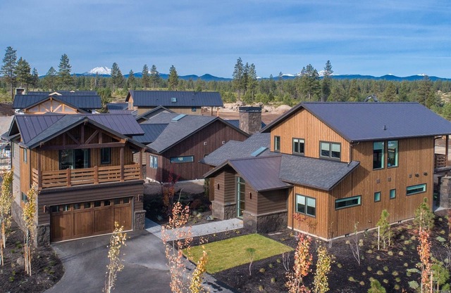 Tetherow Modern 5bed,6bth,hot-tub,walk to pool,gym,dining,20min to Mt Bachelor!