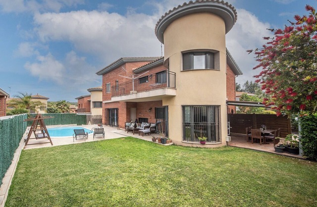 TH136 Villa Sant Ramon with garden and pool