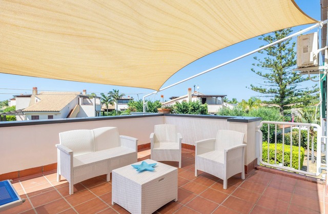 The 2 terraces. 8 Places, 3 Rooms.