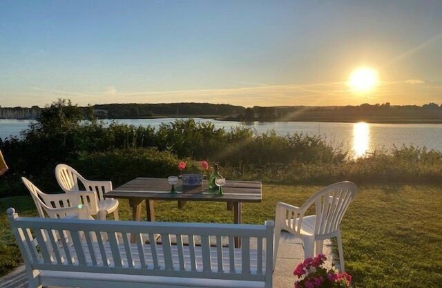 The 4-star vacation apartment "Möwe" is located in a multi-party house in the beautiful town of Kappeln, with direct access to the Baltic Sea fjord Schlei and is very suitable for discerning connoisseurs, families with children and hobby anglers