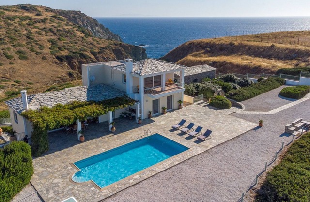 The Alexander Villa - Four Bedroom Villa, Sleeps 9