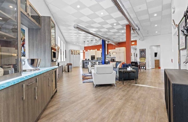 The All-Star! Deluxe Penthouse in Heart of Downtown