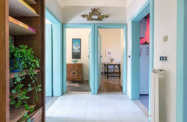 The apartment is located in the Saffi district, a residential district and well served 10 minutes from Porta San Felice.Easily reachable from the station, from Bologna Marconi airport, from the motorway exit and from the city center.Near the building the