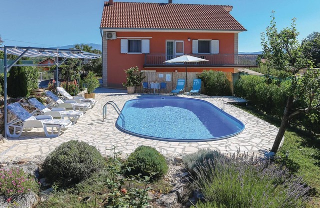 The apartment with pool is located in the middle of greenery, in the small village Vojni.