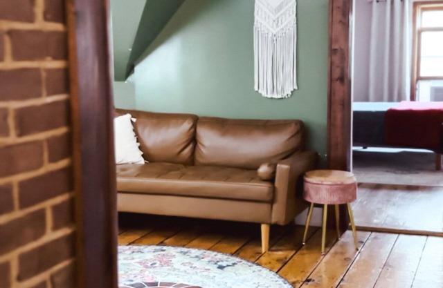 The Attic: 2br - 1bth - 4 guests