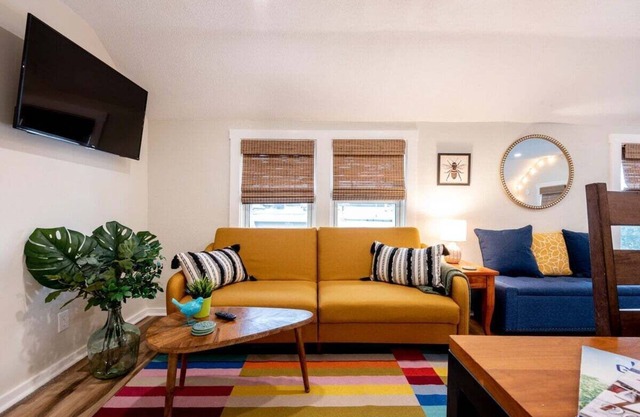 The Back Yard-Upper |Walk to Downtown LG |Balcony |Shared Yard for Games|Parking