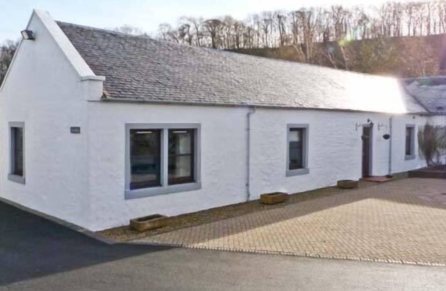 THE BARN AT DALDORCH, pet friendly, with open fire in Mauchline