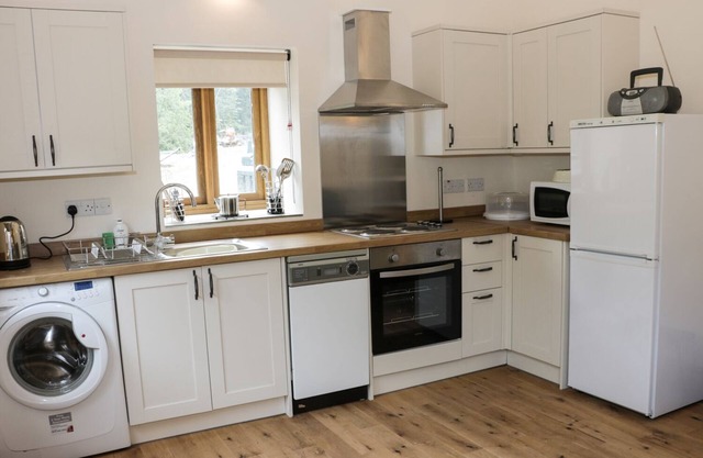 THE BARN AT PILLOCKS GREEN, family friendly in Little Stretton