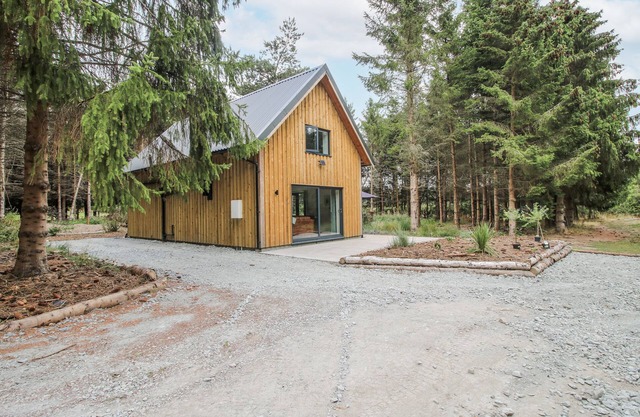 THE BARN, luxury holiday cottage, with open fire in Bishop's Castle