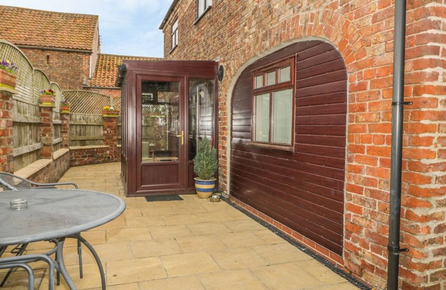 THE BARN, pet friendly, character holiday cottage in Burton Fleming
