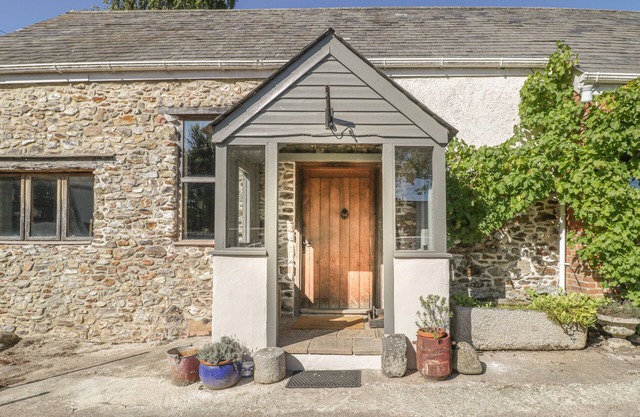 THE BARN, pet friendly, character holiday cottage in Honiton