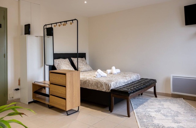 The Baroque Room ~ Autonomous Arrival