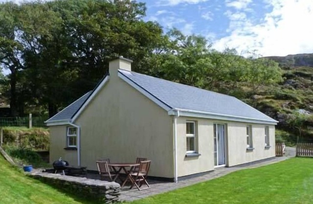 THE BAY, pet friendly, with open fire in Caherdaniel, County Kerry
