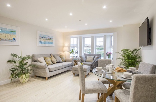 THE BEACH PAD, family friendly, luxury holiday cottage in Benllech