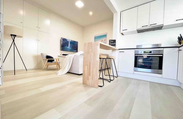 The Beach Pad | Renovated 1BR Steps from Towradgi