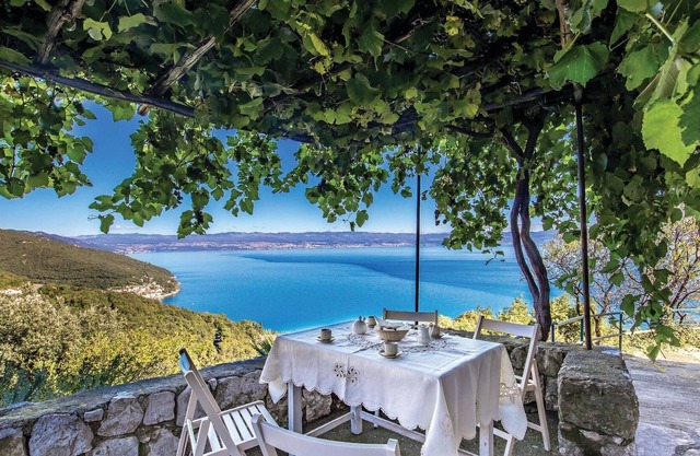 The beautiful view and peaceful surroundings are perfect reasons for choosing this vacation property