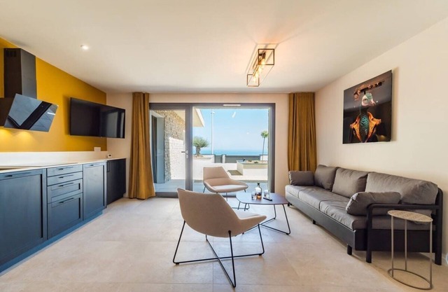 "The Black" - Vue mer & parking aux Rosaires