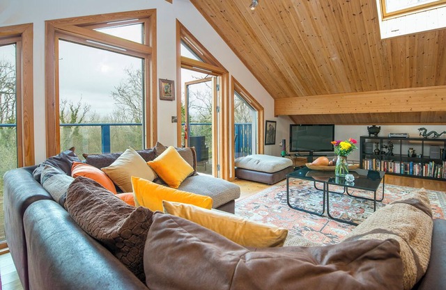 The Blue House, Holiday Cottage Trefloyne, Near Tenby , Sleeps 6, 3 bedrooms, bathrooms