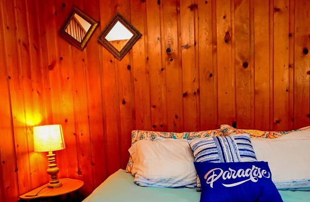 The Blue Lagoon is a cozy cottage with lake view near Niagara falls & Olcott