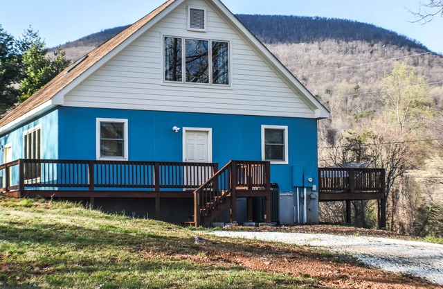 The Blue Llama - Spacious Oasis off Brew Ridge Trail - Great for Groups & Pets