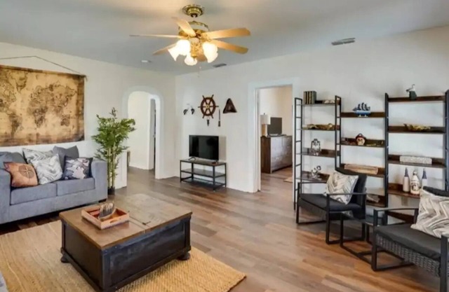 The Blue Pearl nPeaceful, central location minutes from everything